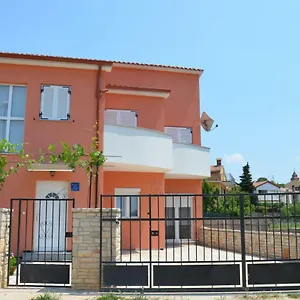 Family House Branka With Pool Peroj